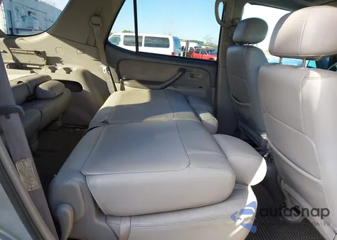 2004 Toyota Sequoia Sr5 V8 z USA, uszkodzony, nr VIN 5TDBT44A44S205477